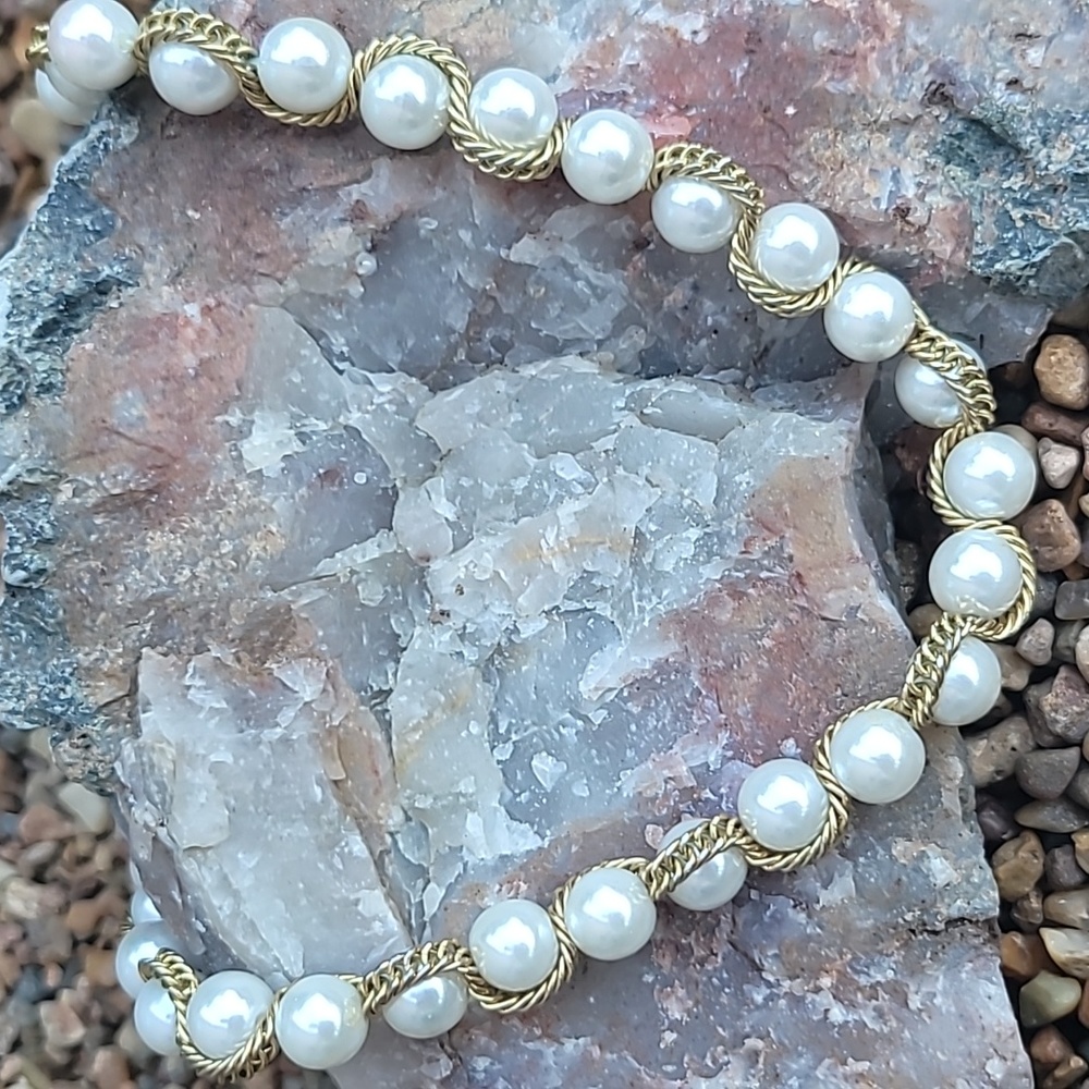 Gold and pearl necklace